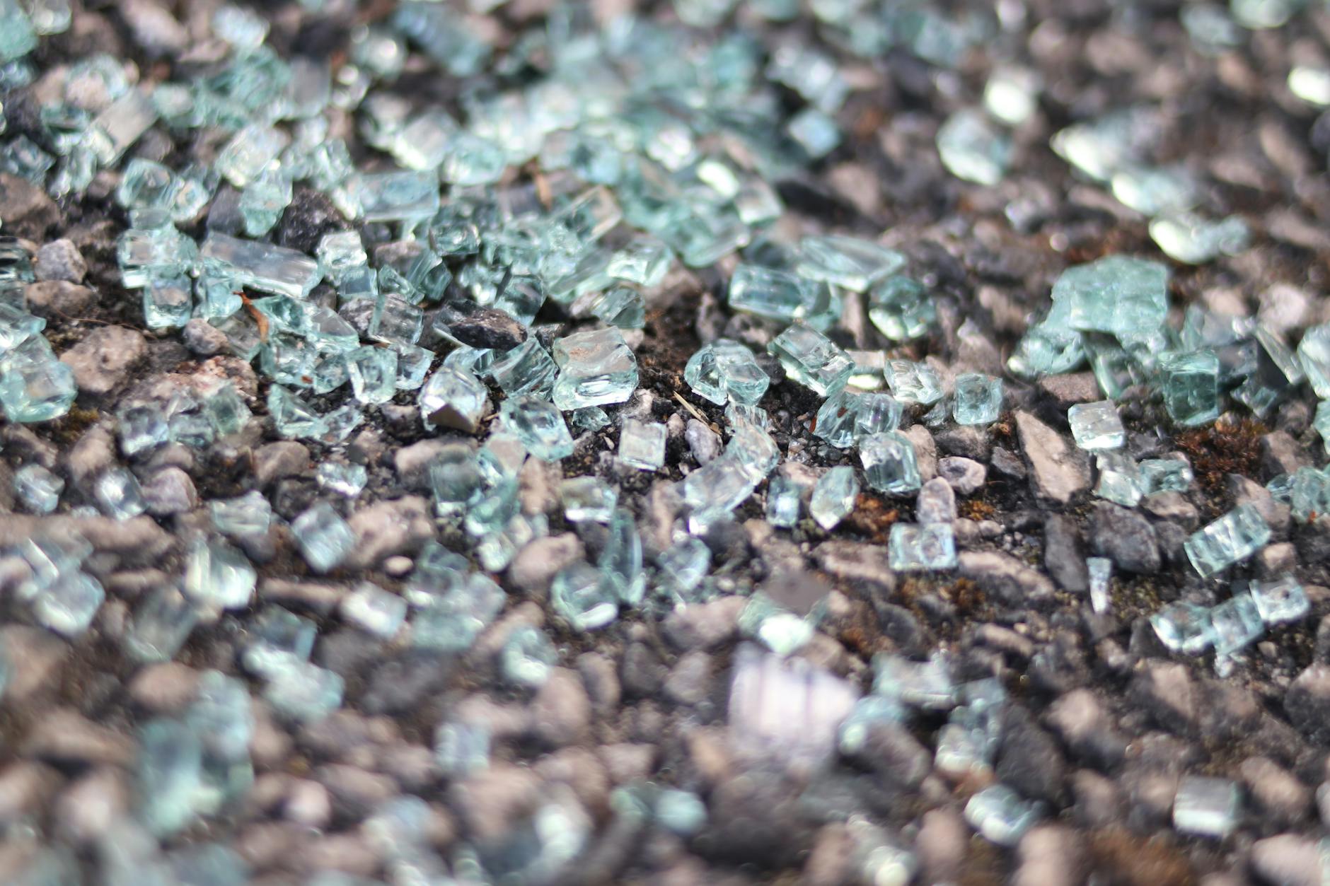 Counterfeit Detection Relies on Fragmented Knowledge