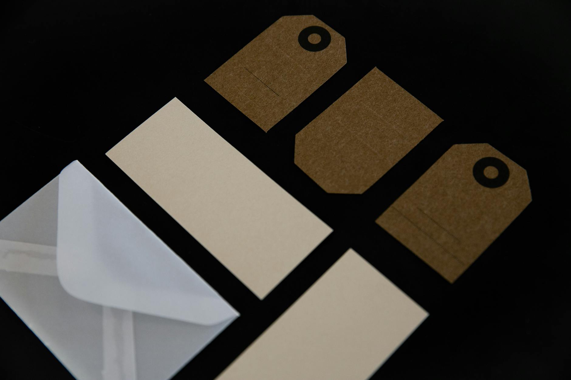 How Do TAG 9 and HGA 9.5 Differ in Their Grading Standards?