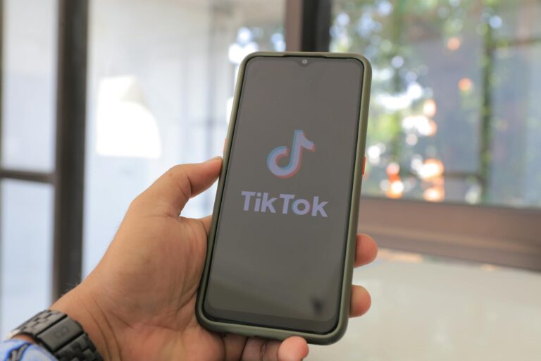 How TikTok Revived Interest in Base Set Mewtwo - Featured image
