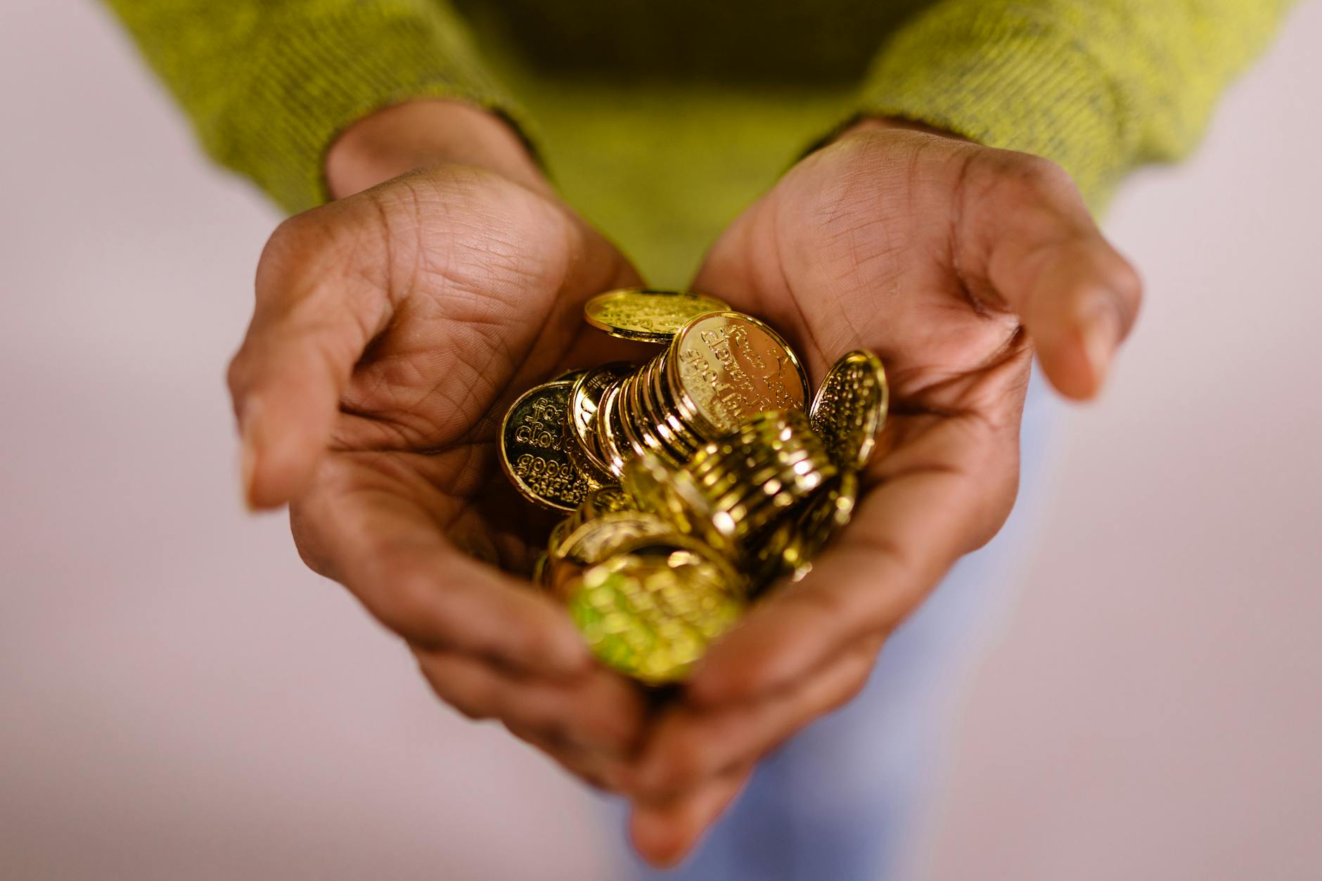 How Supply Abundance Suppresses Speculative Interest