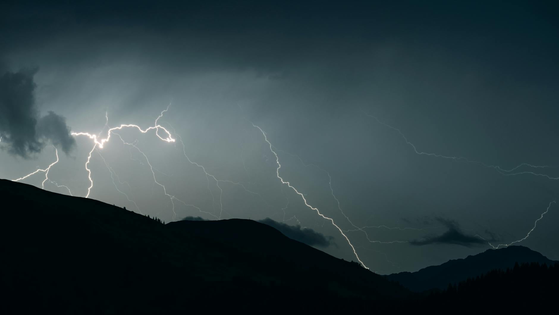 Why Base Set Lightning Energy Cards Are Creating New Entry Points for Vintage Buyers Since Fall 2024 - Featured image